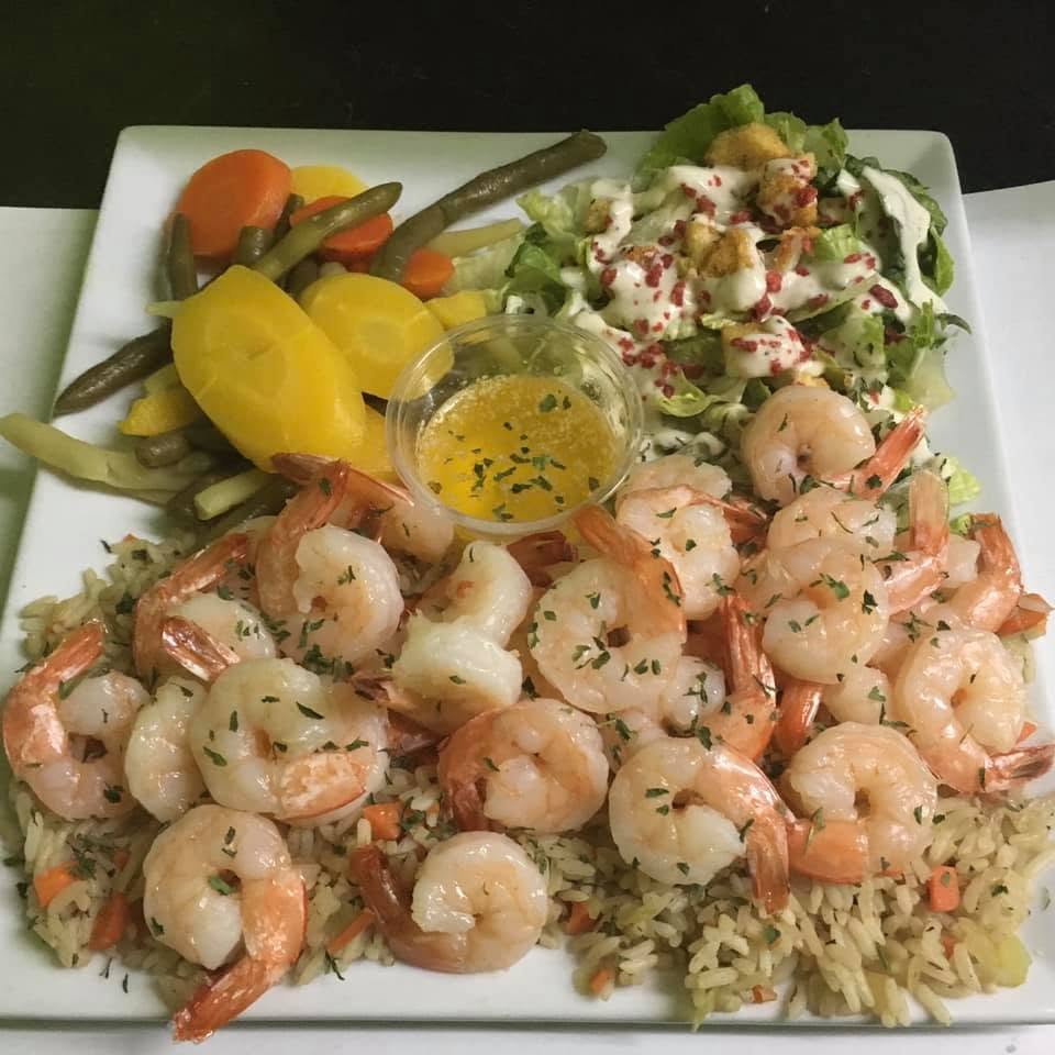 Assiette de crevettes, riz, salade et légumes